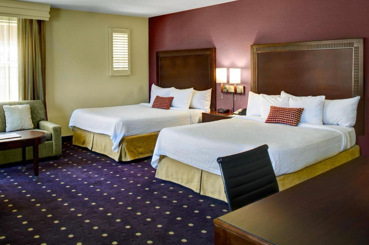 Courtyard Kansas Country Club Plaza Hotel